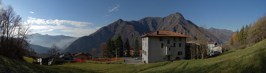 Panoramica su Tessi alla partenza del sent. 594 per il Pizzo di Spino